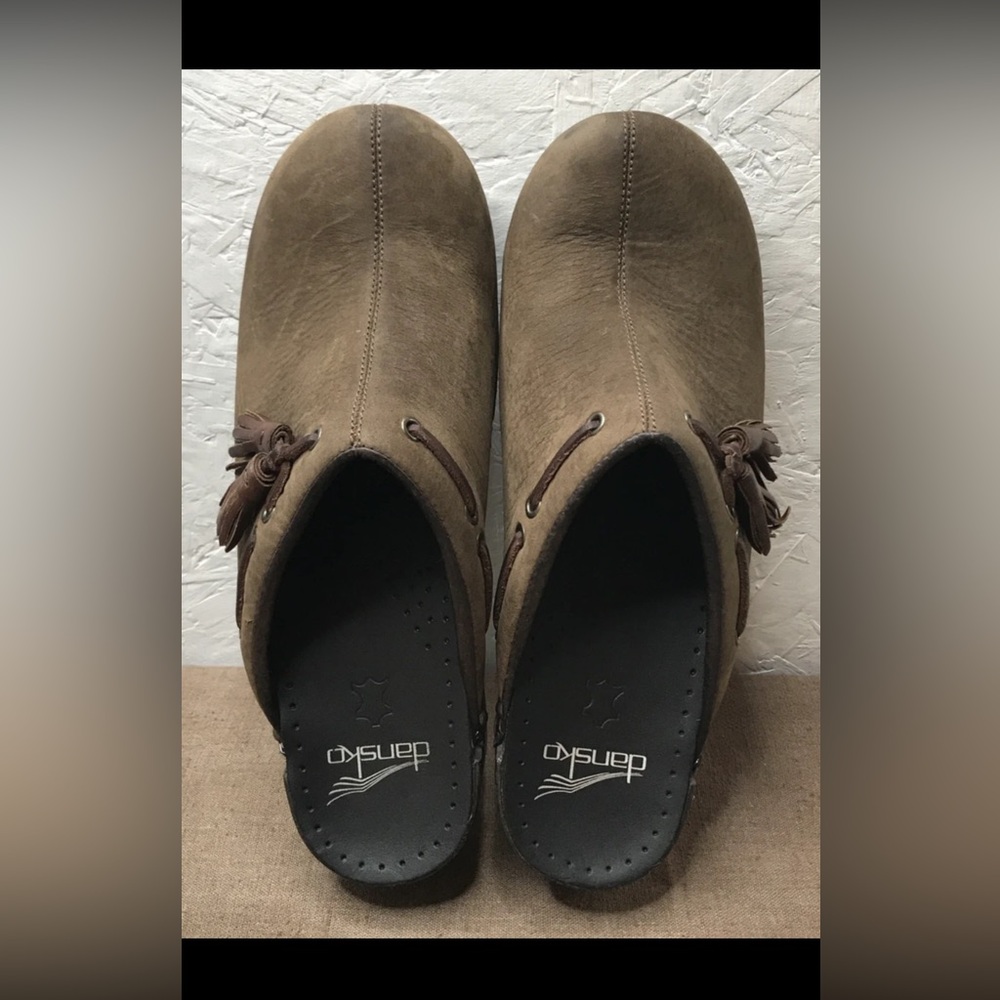 Dansko Shannon Women's Clogs Mules Brown Nubuck Leather Tassels Size 8.5-9 EU 39 - Picture 3 of 16
